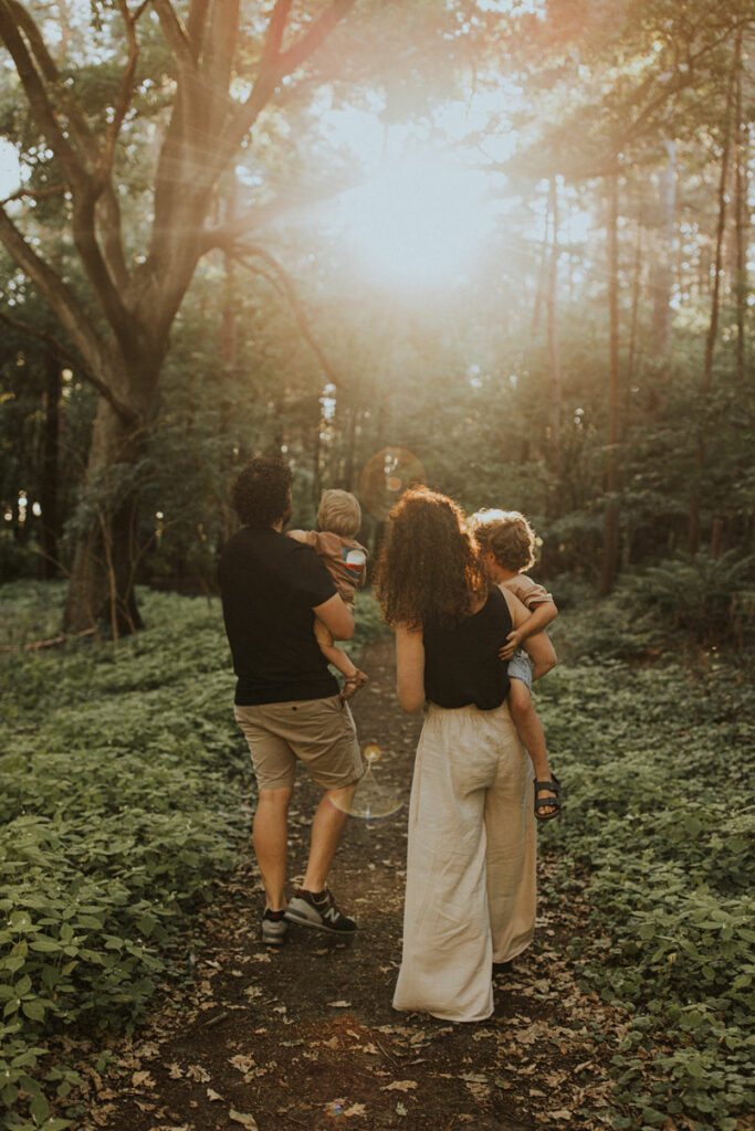 Gezinsfotografie in het bos met gebruik van presets