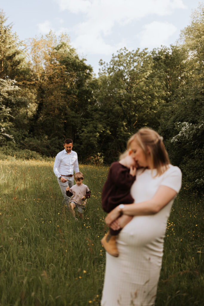 Familiefotografie met gebruik van presets, gezin wandelt in veld