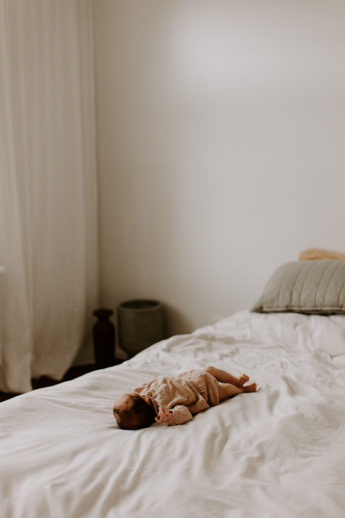 Newbornfotografie, baby op bed