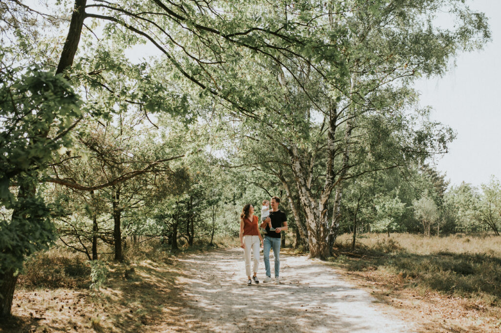 Familiefotografie met gebruik van presets, gezin aan het wandelen in een bos
