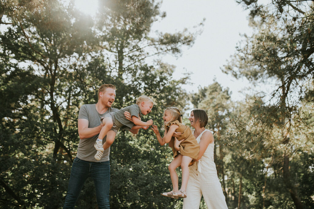 Familiefotografie met gebruik van presets, gelukkig gezin spelend in het bos