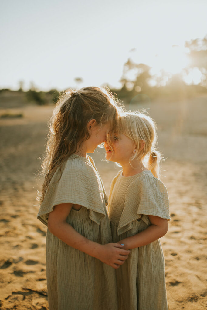 Familiefotografie met gebruik van presets, twee zussen gelukkig op het strand