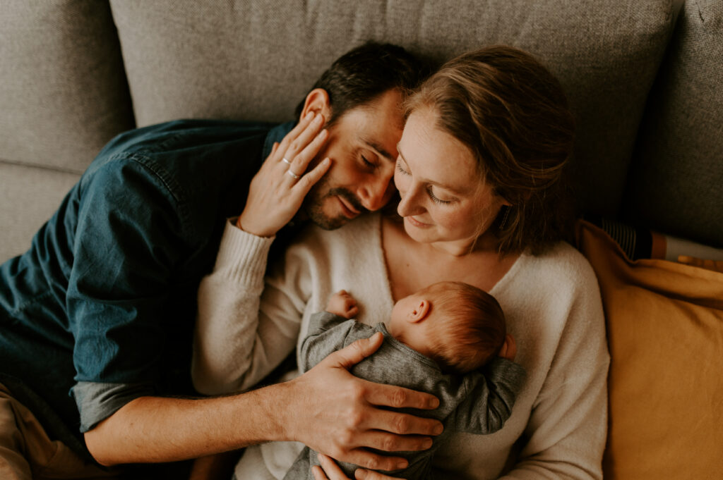Newbornfotografie met preset, genietend jong gezin